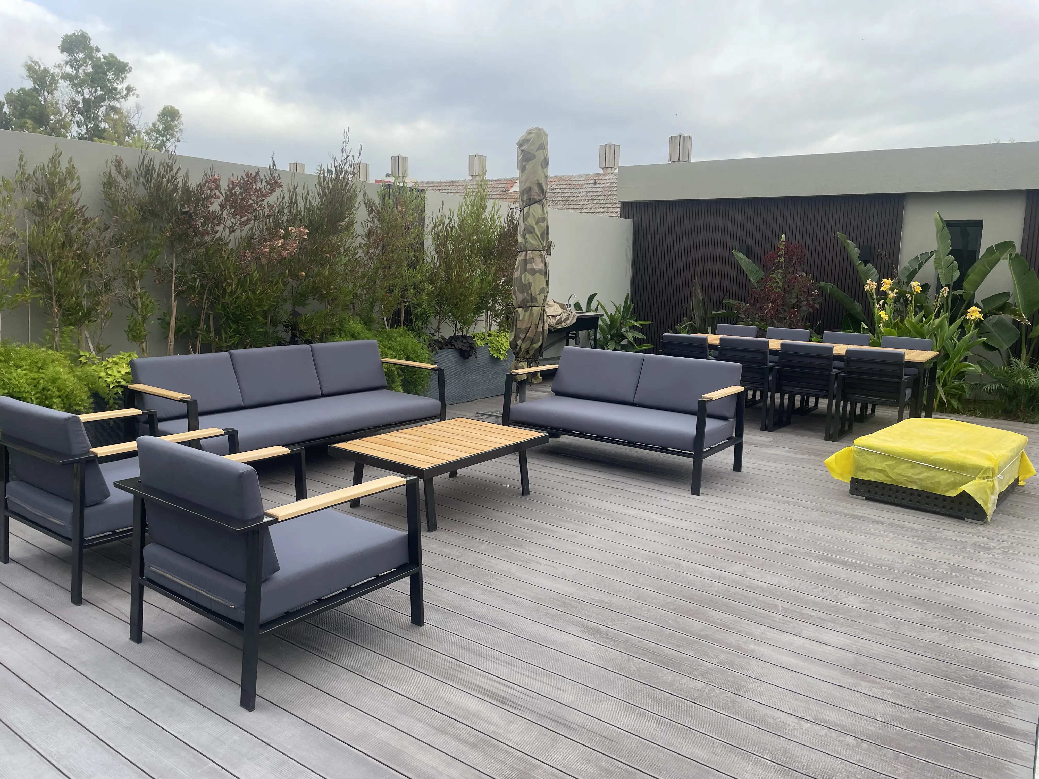 Réalisation d’un Salon de Jardin Haut de Gamme avec Table à Manger à Casablanca