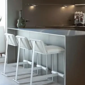 Chaise haute design en similicuir